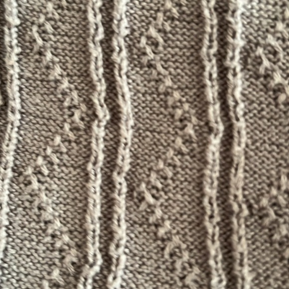 Vintage Men’s Claiborne XL sweater vest, in excellent condition in a taupe color - Picture 4 of 7